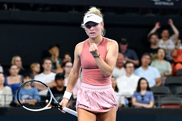 BRISBANE, AUSTRÁLIA - 05 DE JANEIRO: Emerson Jones da Austrália comemora a conquista de um ponto na partida individual feminina contra Tatjana Maria da Alemanha durante o 2026 Brisbane International na Pat Rafter Arena em 05 de janeiro de 2026 em Brisbane, Austrália. (Foto de Bradley Kanaris/Getty Images)