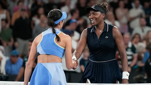 Olga Danilovic, à esquerda, da Sérvia, é parabenizada por Venus Williams, dos EUA, após sua partida da primeira rodada do campeonato de tênis do Aberto da Austrália em Melbourne, Austrália, domingo, 18 de janeiro de 2026. (AP Photo/Aaron Favila)