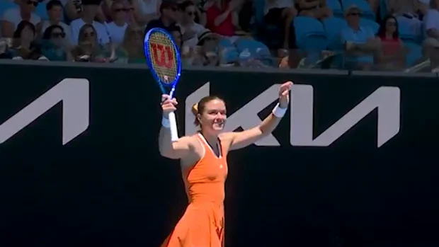 Maria Sakkari agradece os aplausos.