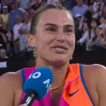 Aryna Sabalenka vence Tiantsoa Rakotomanga Rajaonah na frente de Roger Federer e Rod Laver