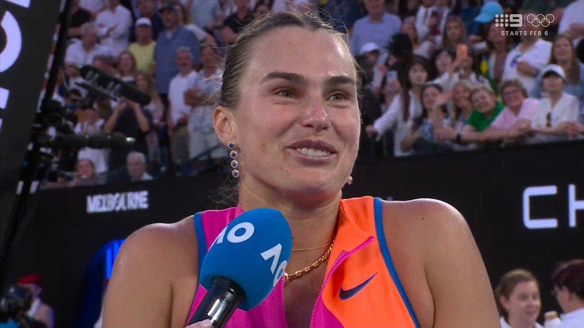 Aryna Sabalenka vence Tiantsoa Rakotomanga Rajaonah na frente de Roger Federer e Rod Laver