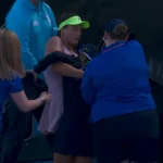 O garoto da bola desmaia durante a partida entre Ekaterina Alexandova e Zeynep Sönmez; Semente nº 11 eliminada