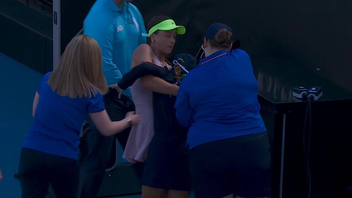 O garoto da bola desmaia durante a partida entre Ekaterina Alexandova e Zeynep Sönmez; Semente nº 11 eliminada