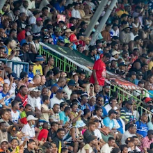 Os fãs lotam as arquibancadas do Coral Coast Sevens.