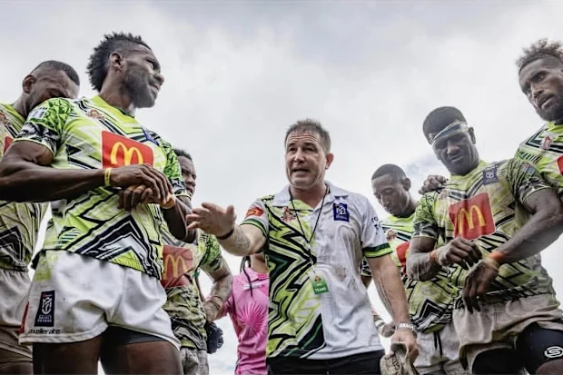 Um treinador dá instruções no Coral Coast Sevens.