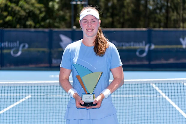 Talia Gibson posa com o troféu de vencedor após sua vitória na final de simples feminino do NSW Open.