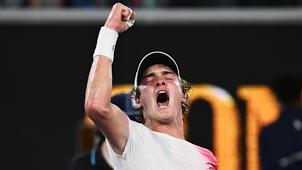 João Fonseca, do Brasil, comemora a vitória no match point contra Andrey Rublev.