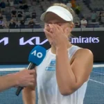 Maddison Inglis enxuga as lágrimas depois de superar a melhor amiga Kim Birrell em um épico de três horas