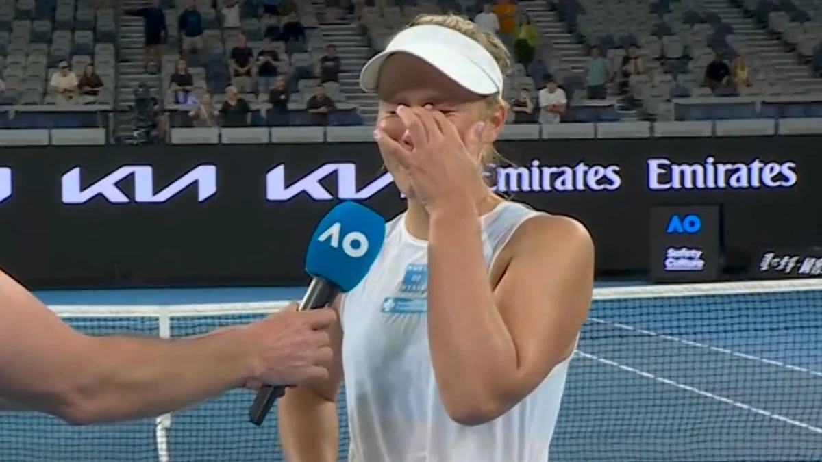 Maddison Inglis enxuga as lágrimas depois de superar a melhor amiga Kim Birrell em um épico de três horas