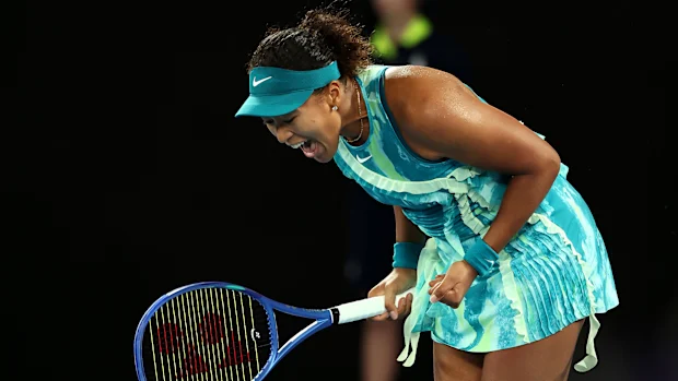 Naomi Osaka, do Japão, comemora sua vitória por match point sobre a croata Antonia Ruzic durante a primeira rodada do Aberto da Austrália de 2026 em Melbourne Park.
