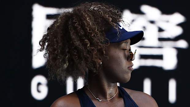Naomi Osaka faz uma pausa no meio da partida enquanto uma borboleta pousa em sua bochecha durante o confronto individual feminino da terceira rodada contra Ons Jabeur no Aberto da Austrália de 2021.