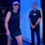 A entrada surpresa de Ash Barty no meio da partida; junta-se a Roger Federer e Andre Agassi para enfrentar Lleyton Hewitt e Pat Rafter