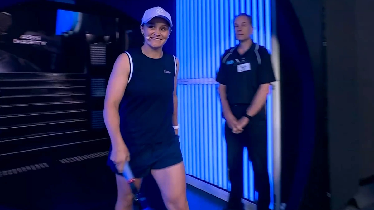 A entrada surpresa de Ash Barty no meio da partida; junta-se a Roger Federer e Andre Agassi para enfrentar Lleyton Hewitt e Pat Rafter