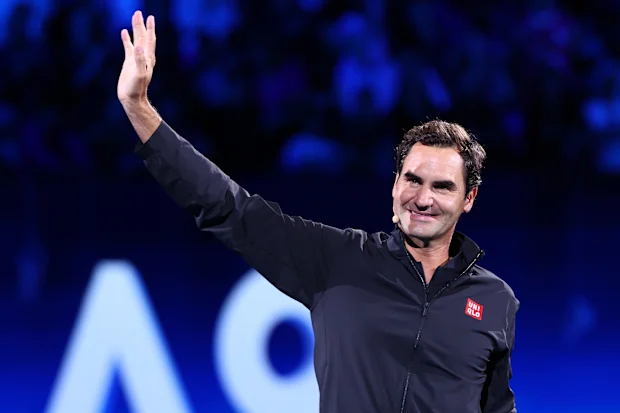 MELBOURNE, AUSTRÁLIA - 17 DE JANEIRO: Roger Federer da Suíça agradece ao público após a partida de exibição da Cerimônia de Abertura antes do Aberto da Austrália de 2026 em Melbourne Park em 17 de janeiro de 2026 em Melbourne, Austrália. (Foto de Graham Denholm/Getty Images)
