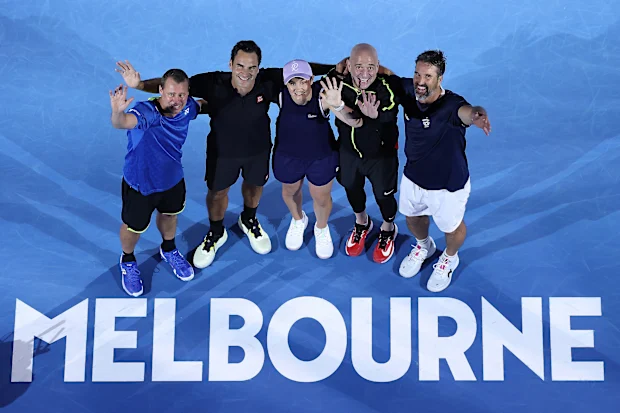 MELBOURNE, AUSTRÁLIA - 17 DE JANEIRO: Lleyton Hewitt da Austrália, Roger Federer da Suíça, Ash Barty da Austrália, Andre Agassi dos Estados Unidos e Pat Rafter da Austrália posam para uma foto após a partida de exibição da Cerimônia de Abertura antes do Aberto da Austrália de 2026 em Melbourne Park em 17 de janeiro de 2026 em Melbourne, Austrália. (Foto de Morgan Hancock/Getty Images)