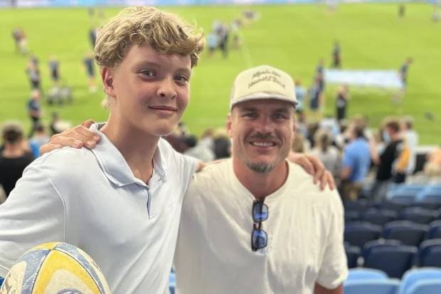 Axel júnior viril conhece a estrela do NRL Angus Crichton no jogo Waratahs.