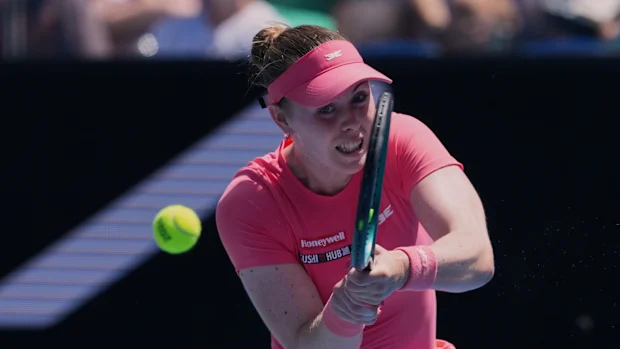 Talia Gibson, da Austrália, devolve o backhand para Diana Shnaider, da Rússia, durante sua partida da segunda rodada do campeonato de tênis do Aberto da Austrália em Melbourne, Austrália, quarta-feira, 21 de janeiro de 2026. (AP Photo / Aaron Favila)