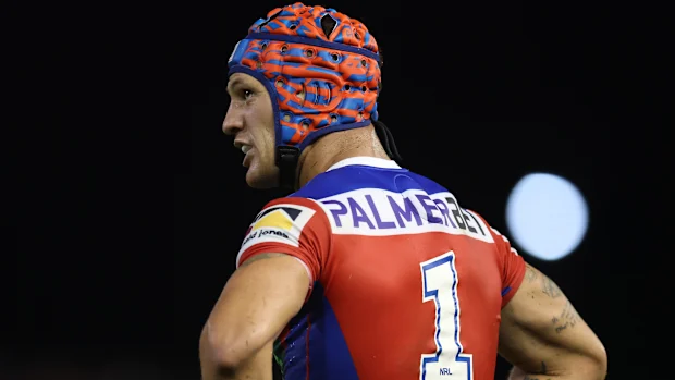 NEWCASTLE, AUSTRÁLIA - 13 DE MARÇO: Kalyn Ponga dos Knights observa durante a segunda rodada da partida da NRL entre Newcastle Knights e Dolphins no McDonald Jones Stadium, em 13 de março de 2025, em Newcastle, Austrália. (Foto de Scott Gardiner/Getty Images)