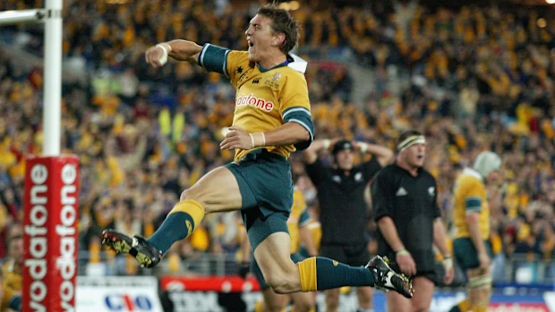 Mat Rogers, dos Wallabies, comemora um gol em 2002.