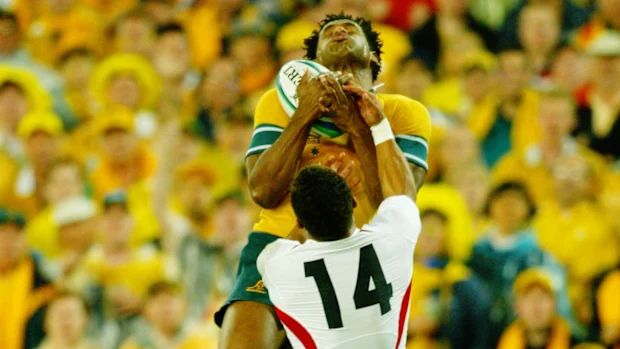 Lote Tuqiri, da Austrália, supera Jason Robinson, da Inglaterra, para marcar. Foto de : Dallas Kilponen