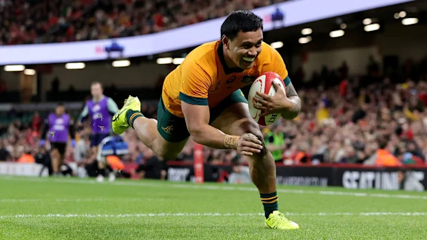 Len Ikitau, da Austrália, mergulha para marcar o sétimo try de seu time.