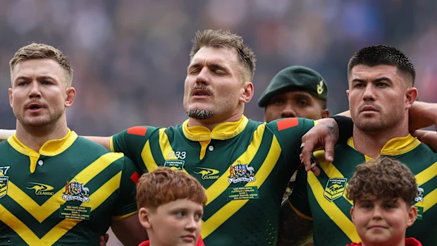 LONDRES, INGLATERRA - 25 DE OUTUBRO: Angus Crichton da Austrália canta o hino nacional flanqueado por Hudson Young e Bradman Best (à direita) durante a partida Rugby League Ashes entre Inglaterra e Austrália no Estádio de Wembley em 25 de outubro de 2025 em Londres, Inglaterra. (Foto de Lee Parker - CameraSport via Getty Images)