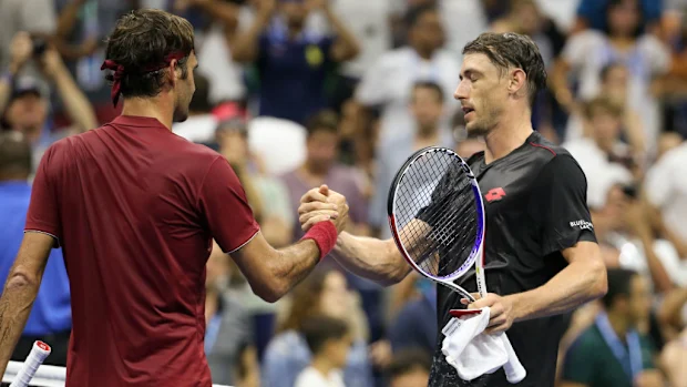 John Millman, da Austrália, cumprimenta Roger Federer, da Suíça, na rede.