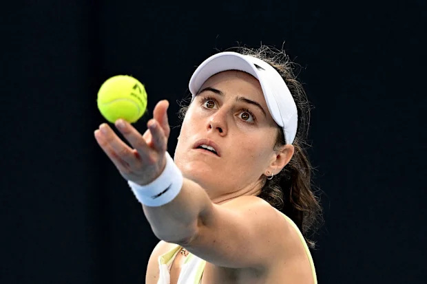 Kimberly Birrell, da Austrália, serve em sua partida contra Anastasia Potapova.
