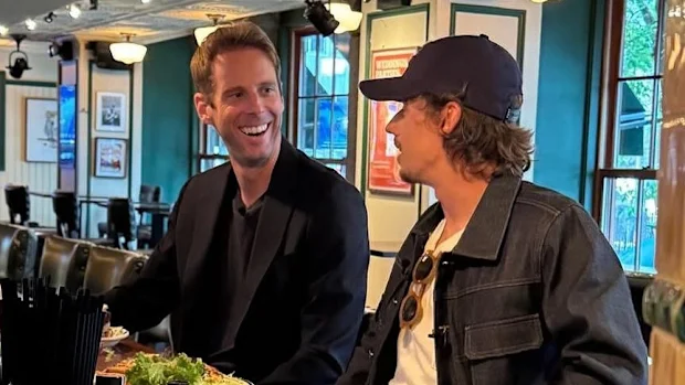 Duncan McKenzie-McHarg conversa com Alex de Minaur em Nova York.