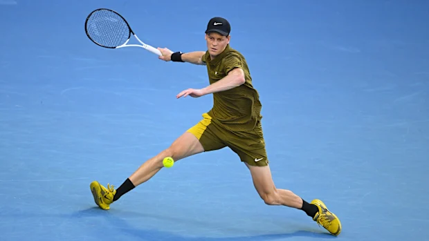 Jannik Sinner em ação durante sua vitória no primeiro turno sobre o francês Hugo Gaston no Aberto da Austrália de 2026.