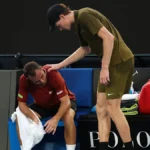 Jannik Sinner avança para a segunda rodada, aposentadoria por lesão de Hugo Gaston, resultados, vídeo