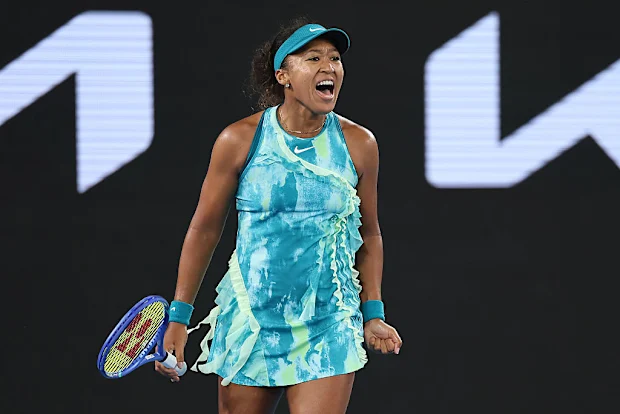 Naomi Osaka, do Japão, comemora um ponto.