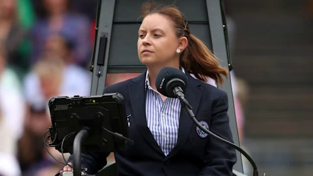 O árbitro Kelly Rask observa.