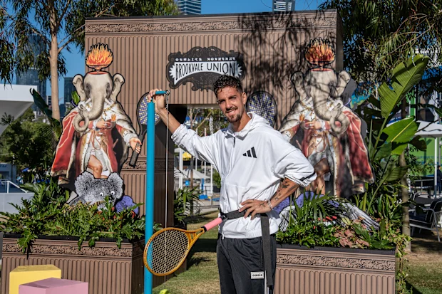 Thanasi Kokkinakis no Brookvale Union promovendo o Hands Free Tennis no Aberto da Austrália.