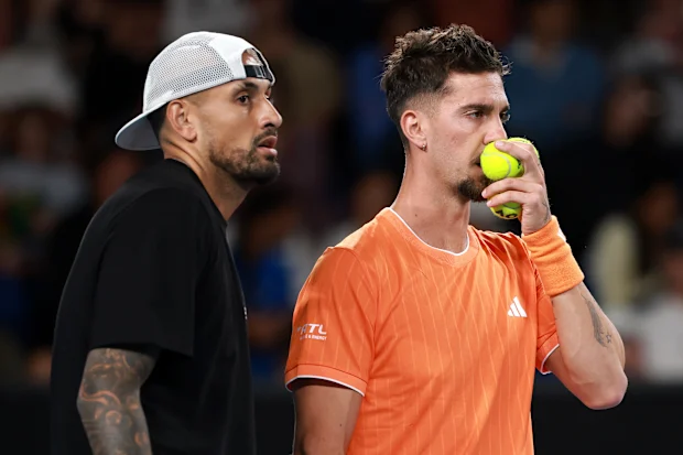 Nick Kyrgios e Thanasi Kokkinakis da Austrália interagem antes da partida de duplas da primeira rodada masculina contra Jason Kubler e Marc Polmans da Austrália durante o quinto dia do Aberto da Austrália de 2026 em Melbourne Park em 22 de janeiro de 2026 em Melbourne, Austrália. (Foto de Lintao Zhang/Getty Images)
