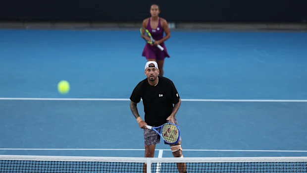 Nick Kyrgios e Leylah Fernandez enfrentaram um teste severo no primeiro turno em Melbourne Park.