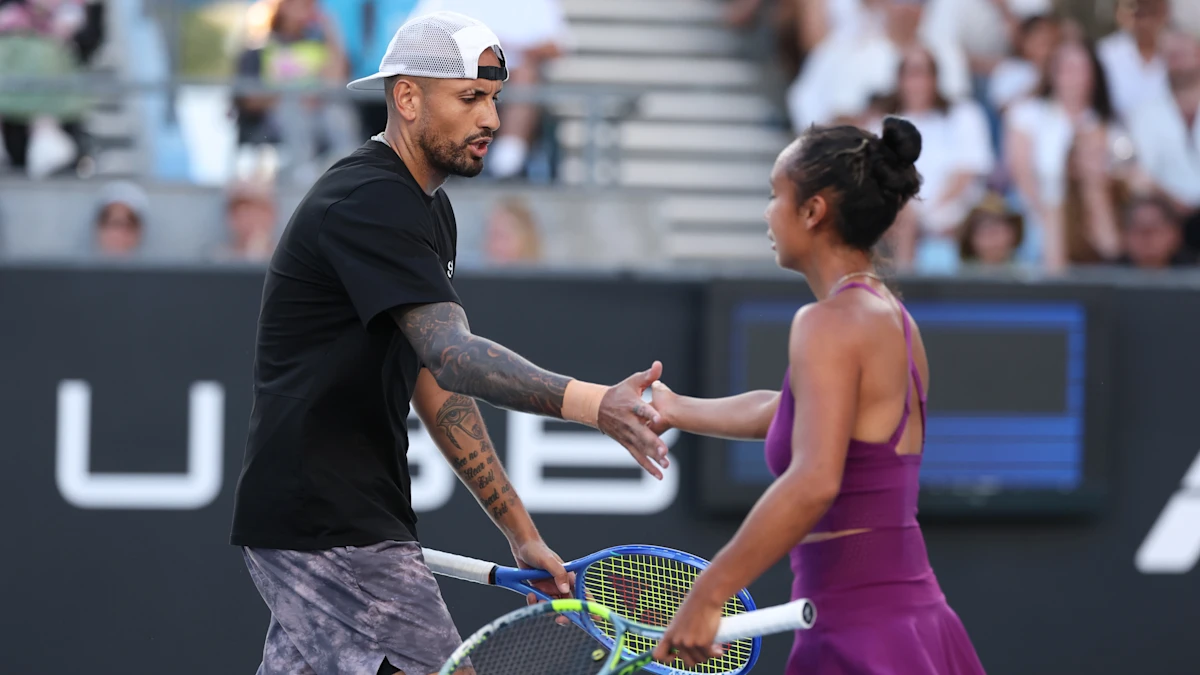 Nick Kyrgios e Leylah Fernandez recuperam de vitória, resultado de duplas mistas na primeira rodada