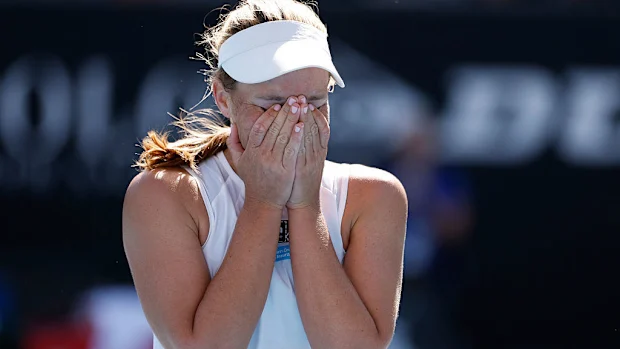 Maddison Inglis, da Austrália, mostra emoção após a vitória sobre Laura Siegemund.