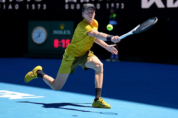 Jannik Sinner, da Itália, faz um retorno de backhand para Eliot Spizzirri.