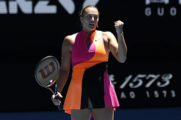 MELBOURNE, AUSTRÁLIA - 23 DE JANEIRO: Aryna Sabalenka comemora após sua vitória contra Anastasia Potapova da Áustria na terceira rodada individual feminina durante o sexto dia do Aberto da Austrália de 2026 em Melbourne Park em 23 de janeiro de 2026 em Melbourne, Austrália. (Foto de Darrian Traynor/Getty Images)