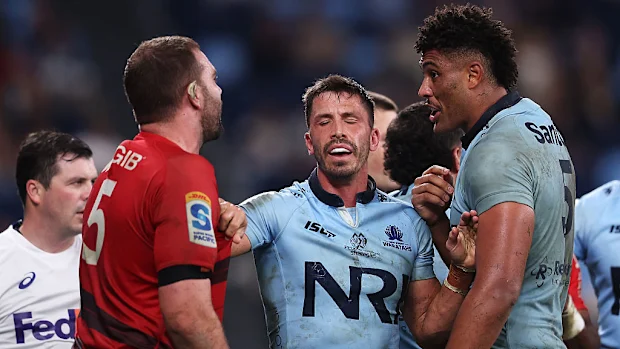 Jake Gordon dos Waratahs intervém enquanto Antonio Shalfoon e Miles Amatosero trocam palavras.