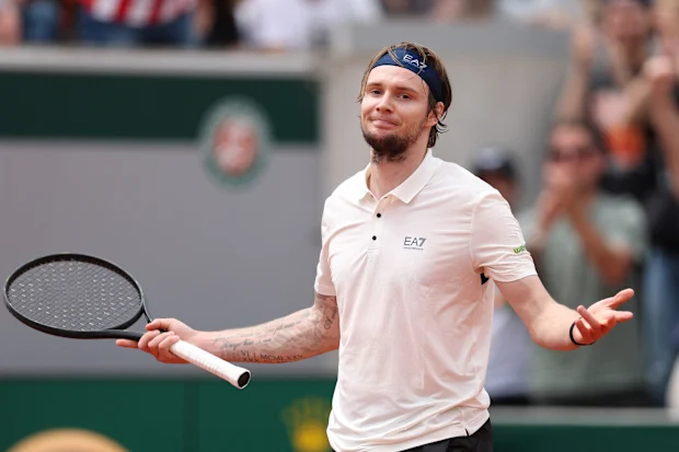 Alexander Bublik, do Cazaquistão, comemora a vitória sobre Alex de Minaur.