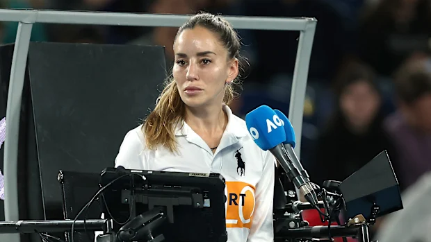 A árbitra presidente Marijana Veljovic observa durante o Aberto da Austrália de 2023.