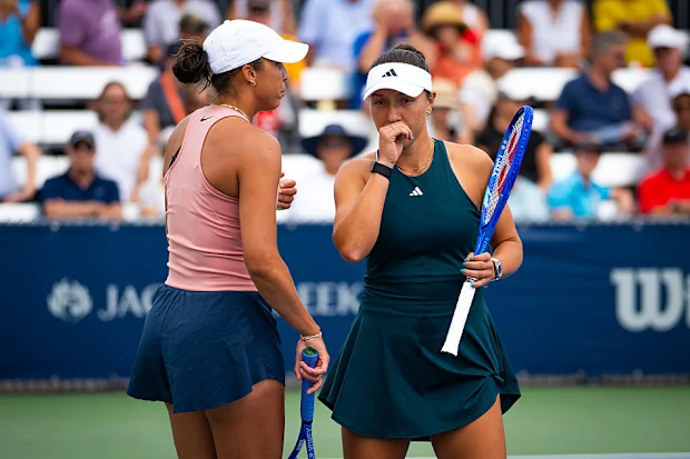 Madison Keys e Jessica Pegula em ação na primeira rodada de duplas do National Bank Open em 2025.
