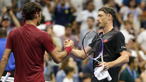 John Millman, da Austrália, cumprimenta Roger Federer, da Suíça, na rede.