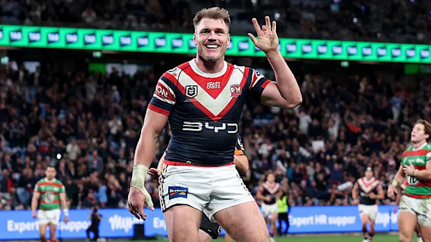 Angus Crichton, do Roosters, comemora após marcar um try.