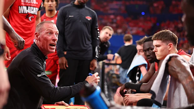 John Rillie, técnico dos Wildcats, fala com seus jogadores em um intervalo.