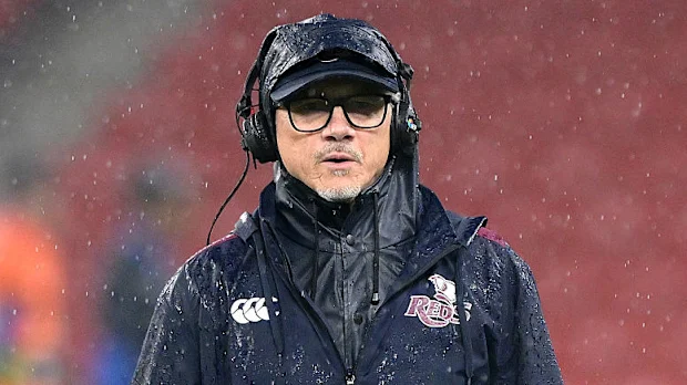 O técnico Les Kiss, dos Reds, é visto durante o aquecimento.