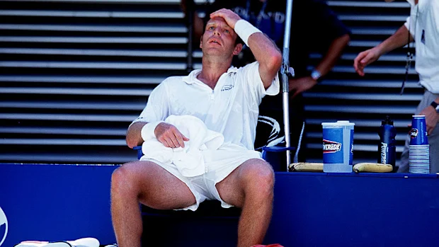 David Prinosil se aposenta devido à exaustão pelo calor em sua partida contra Andre Agassi em Melbourne.