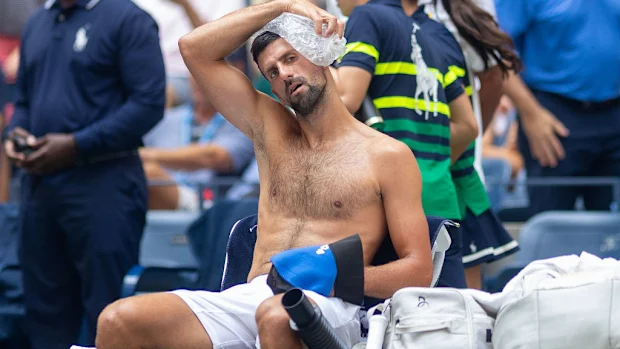 Novak Djokovic, da Sérvia, se esfria com uma bolsa de gelo.